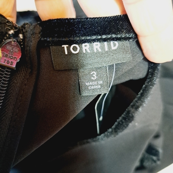 Torrid Black Asymmetrical Hem Velvet Trim Blouse Size 3X NEW - Picture 5 of 8